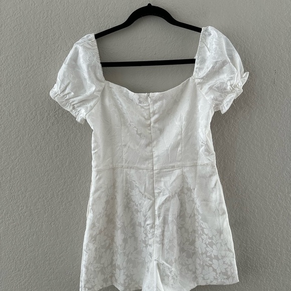 Lulu's White Puff Sleeve Fitted Floral Romper Size Medium - Picture 4 of 4